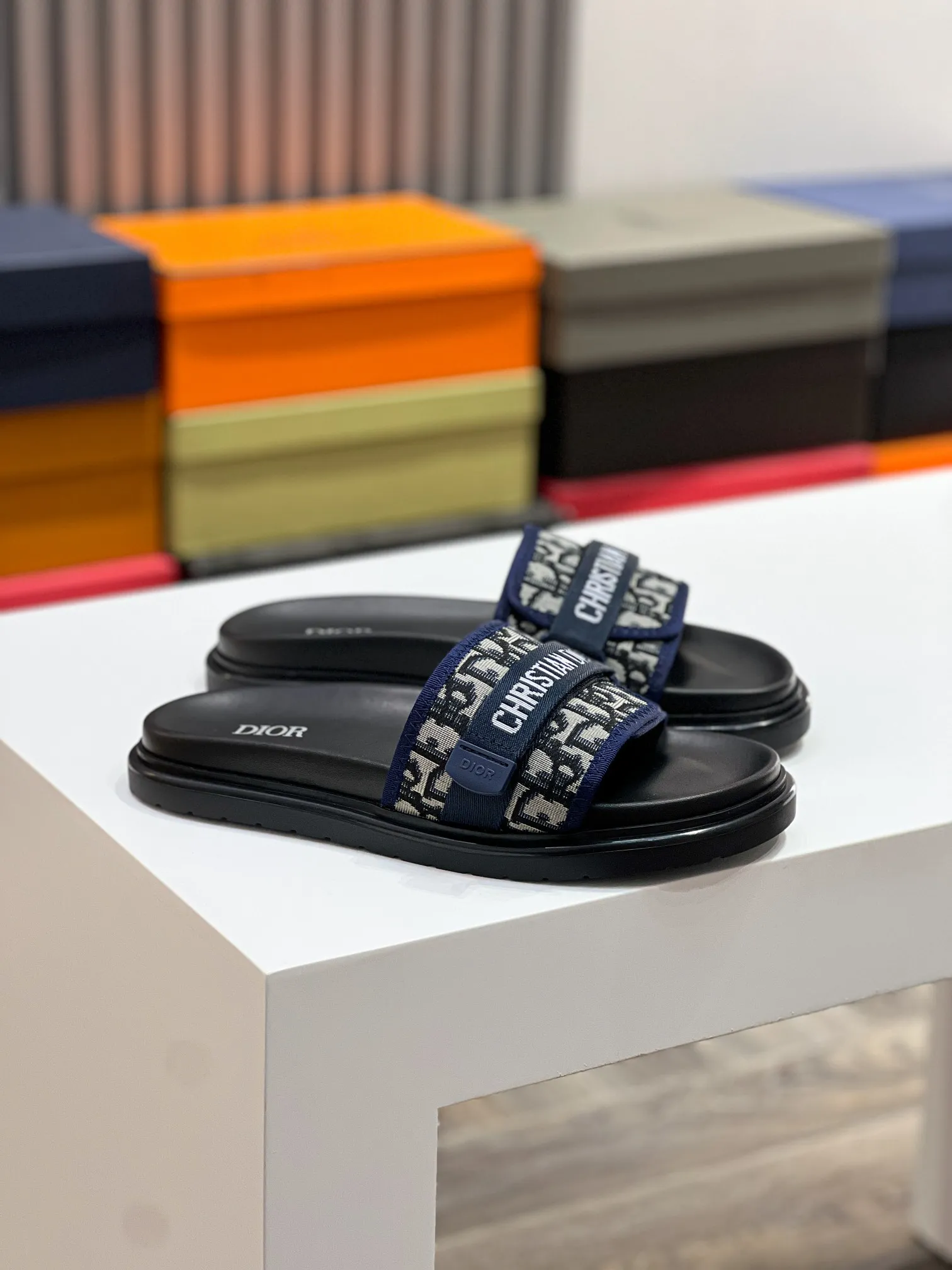 Men's men's shoes💰320【DIOR】🐝🐝Top version. 2024ss Dior’s latest men’s slippers are a must-have. Dior Alias ​​Men's Genuine Leather Slippers This summer new Alias ​​sandal embodies a casual and elegant style. Carefully crafted from grained cow leather and Oblique printed fabric, with cowhide lining! Cross-strap design with metal-clad brass CD Diamond logo. The imported cowhide leather and rubber sole adds sophistication and comfort, while Oblique print-effect anti-slip panels add style. Size39-44 (customized at 38.45)